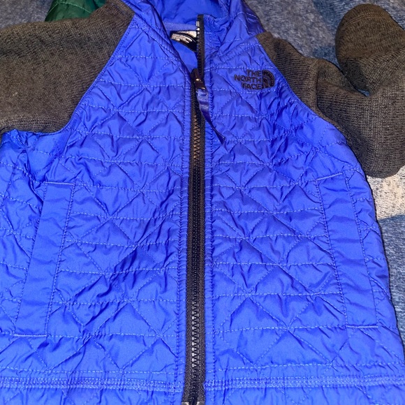 Two North face jacket - Picture 5 of 8